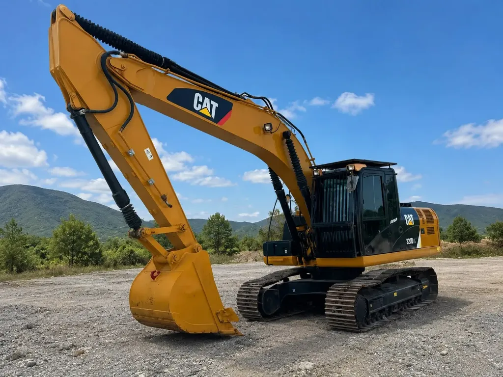 EXCAVADORA CASE 320 (HORA)